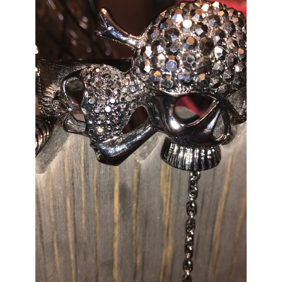 Crystal skull hinged cuff bracelet w/ring - Picture 5 of 8